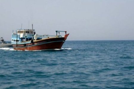 توقیف شناور حامل ۶۰۰ کیلوگرم ماهی قاچاق در آب‌های قشم