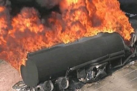 انفجار تانکر سوخت در محور سنندج و جان‌باختن ۱۱ نفر
